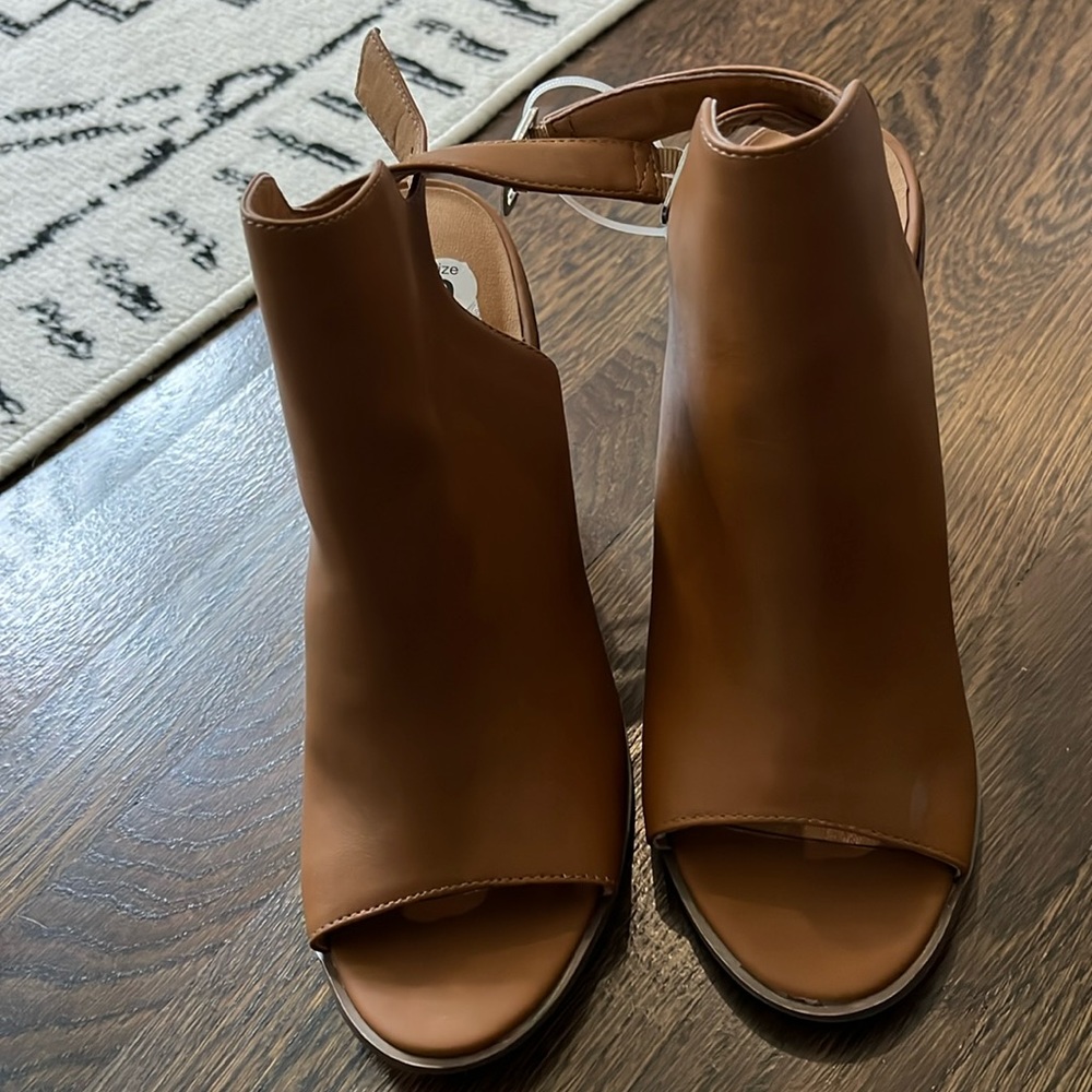 New without tag Dolce Vita heeled sandles